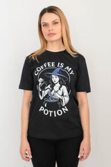 Camiseta Unissex Preta Coffe is my Potion