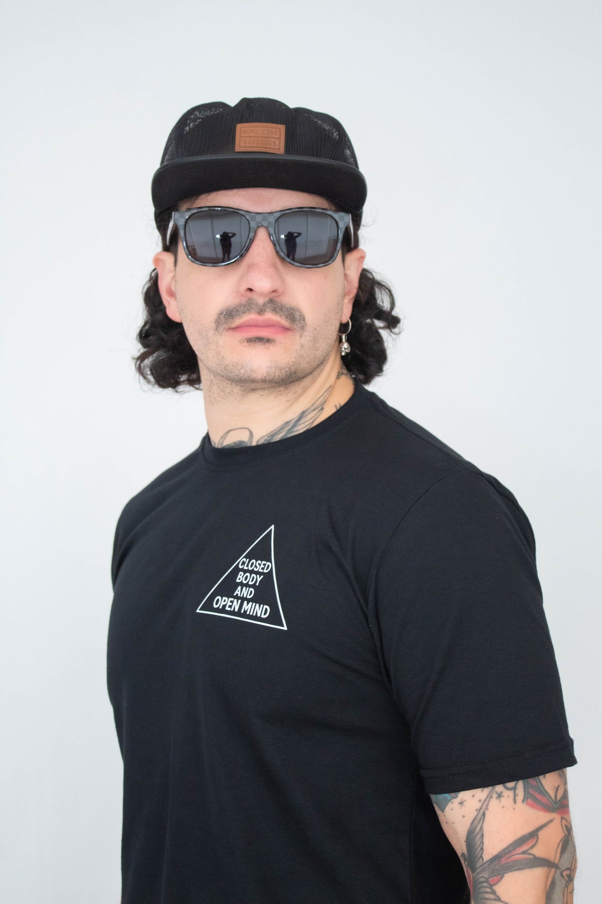 Camiseta Unissex Preta Closed Body