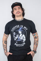 Camiseta Unissex Preta Coffe is my Potion